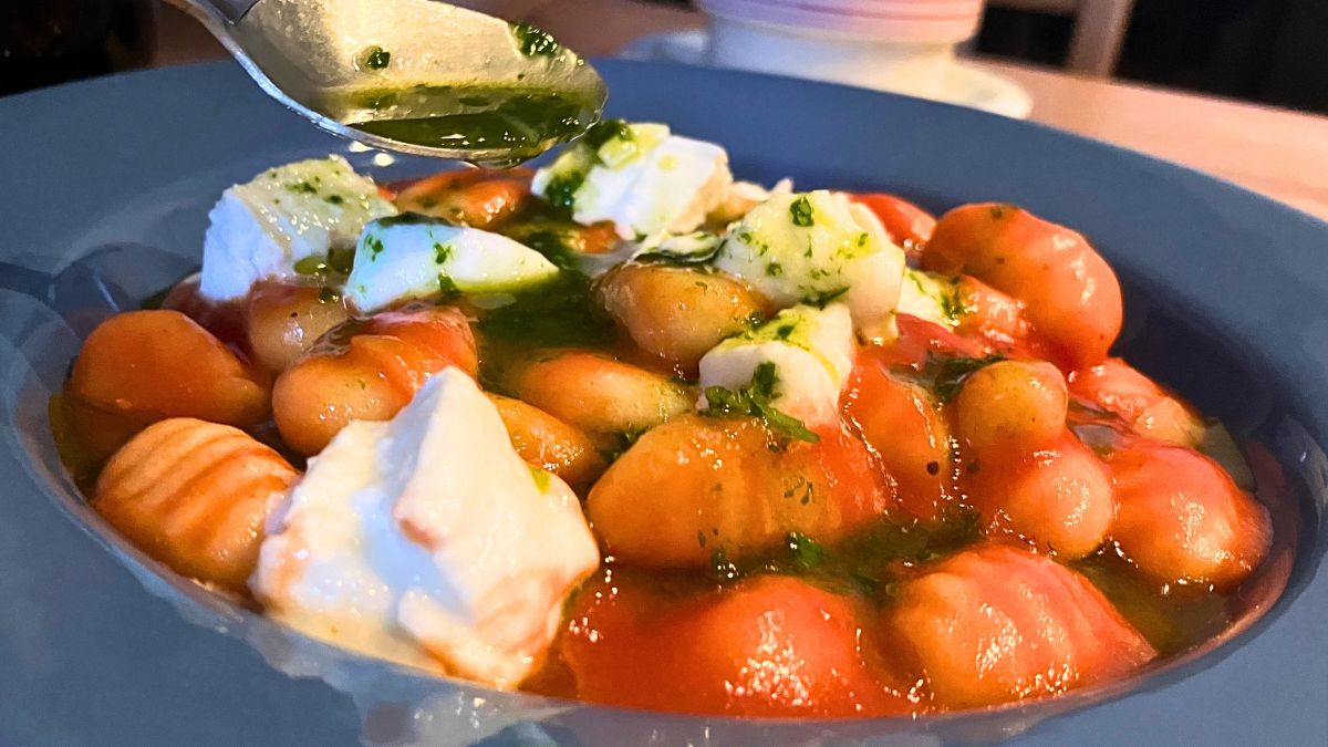 Gnocchi w sosie pomidorowym z mozzarellą i bazylią