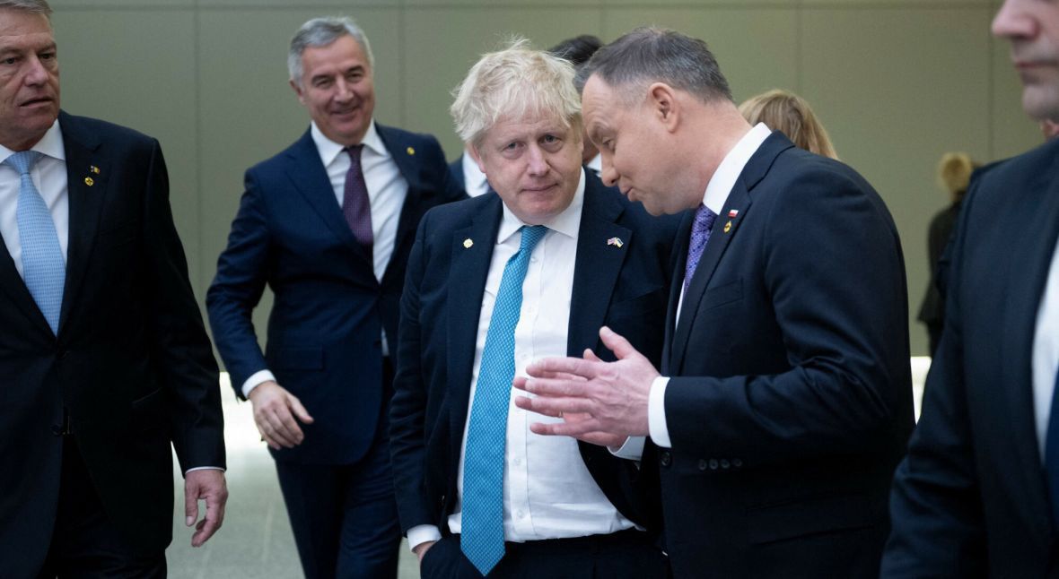 Premier Boris Johnson i prezydent Andrzej Duda rozmawiają przed nadzwyczajnym szczytem w Kwaterze Głównej NATO. 24 marca 2022 roku