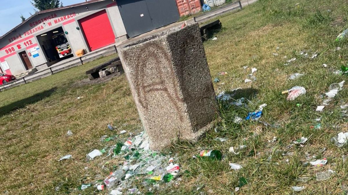 Skandal, co zrobili przed remizą w Markach.