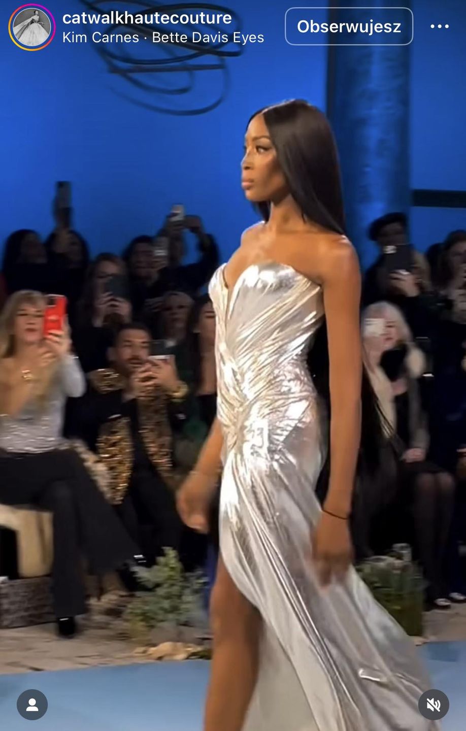 Naomi Campbell zachwyciła na wybiegu w sukni z rozcięciem 