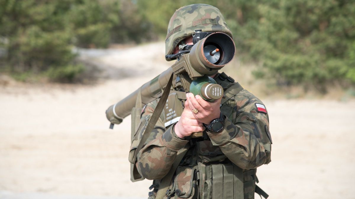 Na zdjęciu żołnierz obsługujący zestaw rakietowy Piorun Piorun podczas ćwiczeń Anakonda w 2023 roku