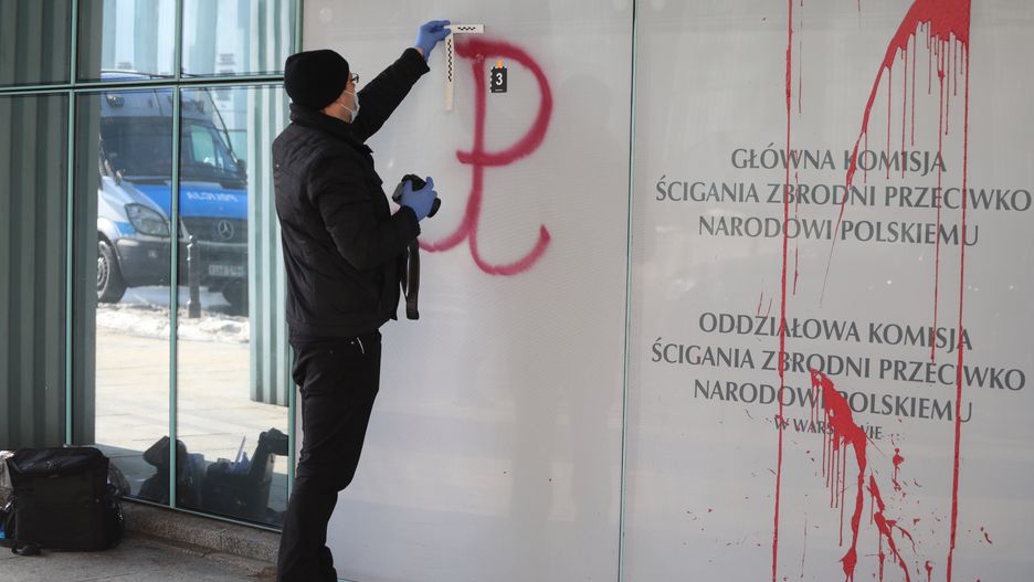 Warszawa. Siedziba IPN pomazana czerwoną farbą