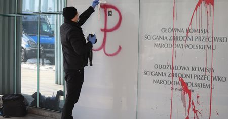 Warszawa. Siedziba IPN pomazana czerwoną farbą