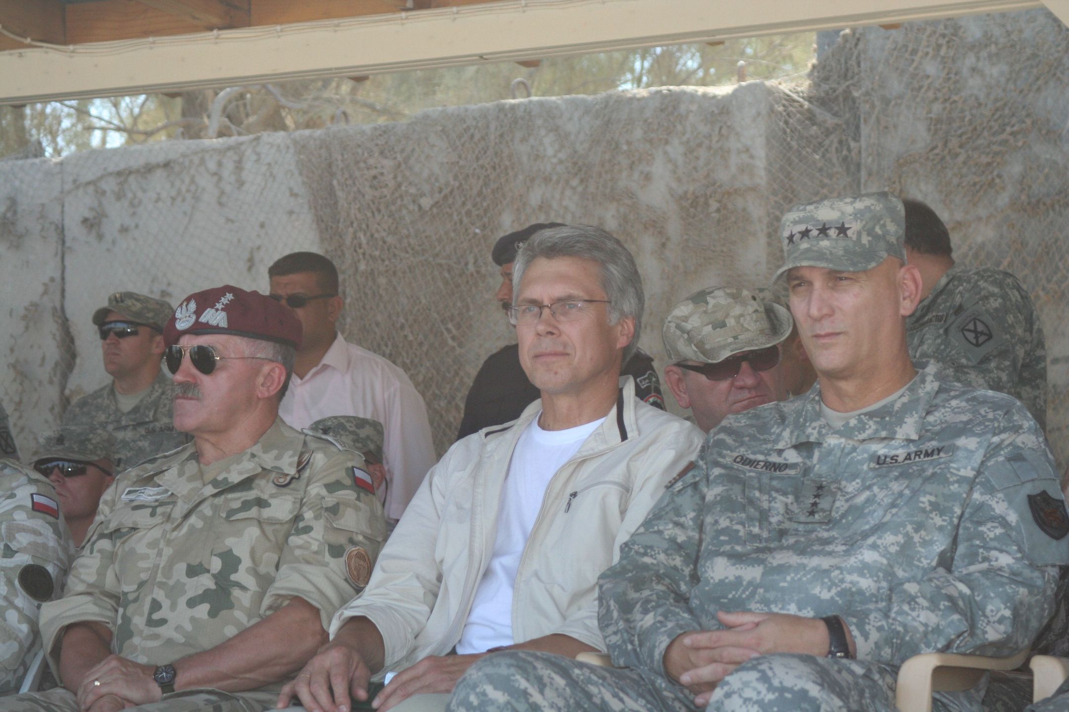 Głównodowodzący siłami USA w Iraku, znany z agresywnej taktyki wobec rebeliantów generał Raymond Odierno i gen. Mieczysław Bieniek w bazie w Diwaniji. Październik 2008 roku