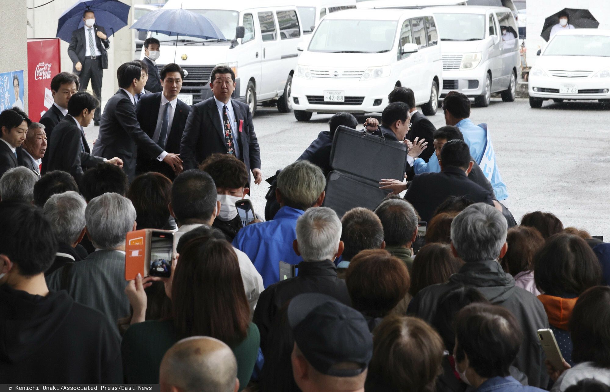 Premier Japonii Fumio Kishida ewakuowany po domniemanym ataku bombowym
Japanese Prime Minister Fumio Kishida escapes after an explosion at a fishing port in Wakayama City, Wakayama Prefecture on April 15, 2023. The explosion sound was heard at the port in Saikazaki, Wakayama City where Prime minister Fumio Kishida was scheduled to make an election campaign speech. According to police, no one was injured and a man was detained. The explosion occurred shortly after 11:00 a.m. ( The Yomiuri Shimbun via AP Images )
Kenichi Unaki