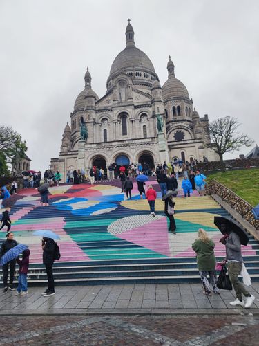 Schody wiodące do bazyliki Sacre Coeur  na czas olimpiady przybrały niecodzienne kolory