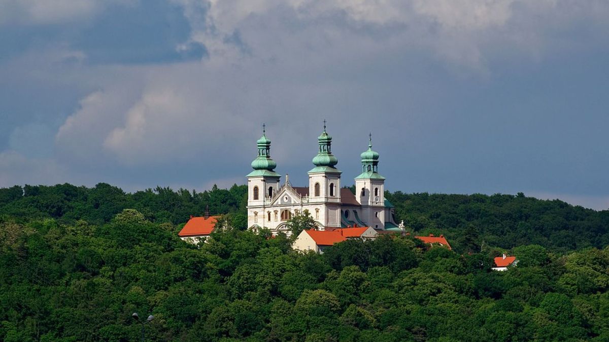 Mnisi z klasztoru na Bielanach w Krakowie strofują turystów