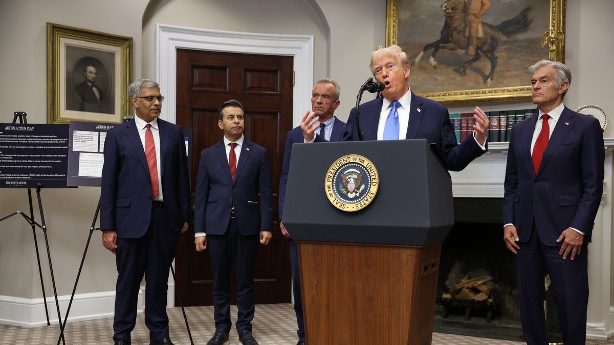 US President Donald Trump (C) delivers a speech joined by National Institutes of Health Director Jay Bhattacharya (L), Food and Drug Administration Commissioner Marty Makary (2-L), Secretary of Health and Human Services Robert Kennedy Jr. (3-L), and Medicare Services Administration Mehmet Oz (R) in the Roosevelt Room at the White House, in Washington, DC, USA, 22 September 2025. Trump announced new recommendations on autism. EPA/FRANCIS CHUNG / POOL Dostawca: PAP/EPA.
