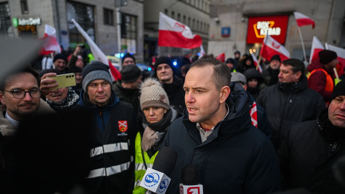 WARSAW, POLAND - JANUARY 03: Karol Nawrocki, a non-partisan presidential candidate supported by the Law and Justice Party, speaks to the press as Polish farmers protest against the EU Green Deal, Mercosur, and Ukrainian imports while Poland assumes the EU presidency in Warsaw, Poland, on January 03, 2025. (Photo by Omar Marques/Anadolu via Getty Images)