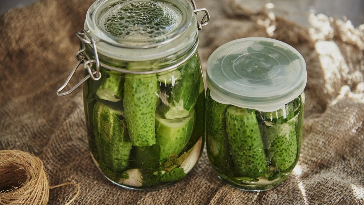 Dodaj do ogórków małosolnych kilka plasterków. Ich smak będzie o niebo lepszy i wyraźniejszy