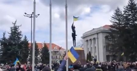 Ukraińska flaga wróciła na swoje miejsce. Wielka radość tłumu