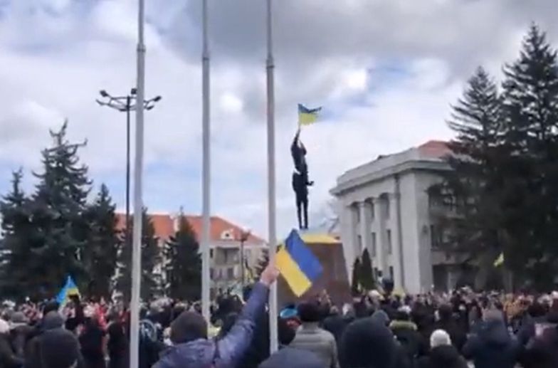 Ukraińska flaga wróciła na swoje miejsce. Wielka radość tłumu