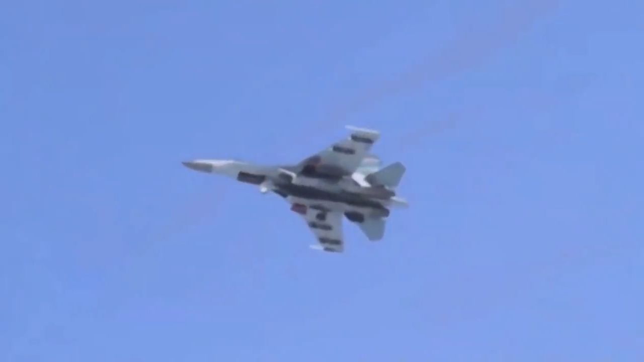 Rosyjski Su-35S ląduje na irańskim lotnisku.