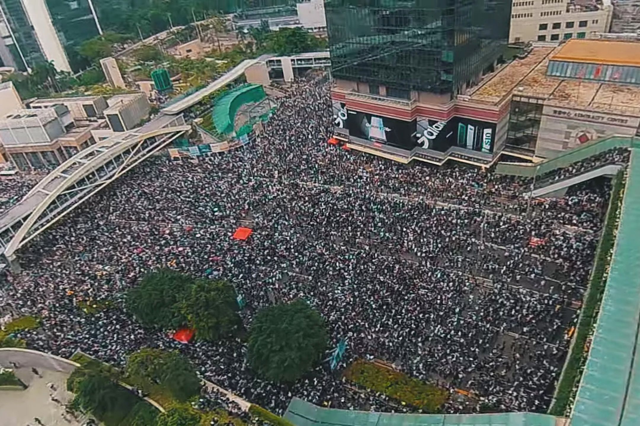 Niesamowity film z drona pokazuje ogrom prostestów w Hongkongu 1
