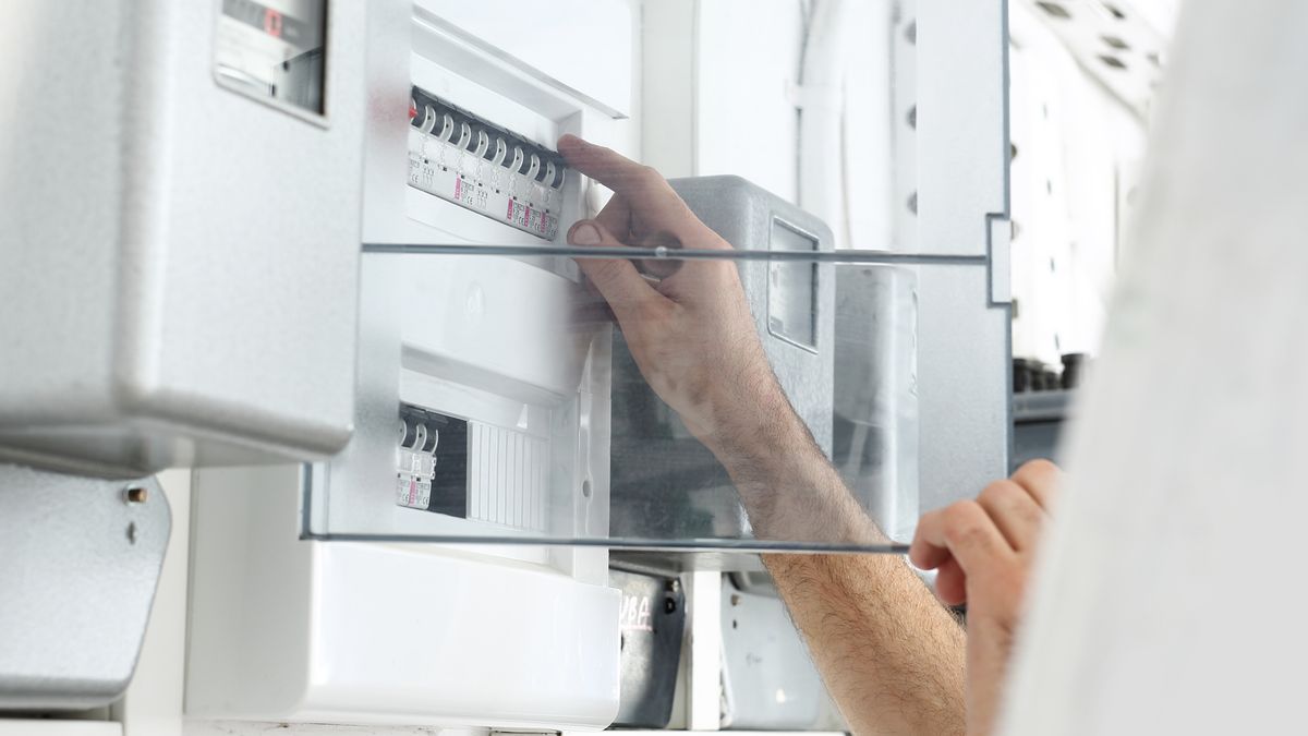 ola20
elektryk, elektryka, monter, rozdzielnica, tablica rozdzielcza, pracownik, montaż, skrzynka rozdzielcza, miernik, technika, naprawa, serwis, serwisant, konserwator, instalacja, kable, naprawia, licznik, korki, elektryczna