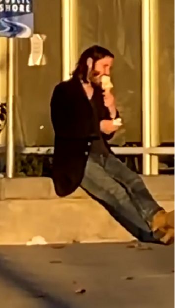 Keanu Reeves je loda przy sklepie 