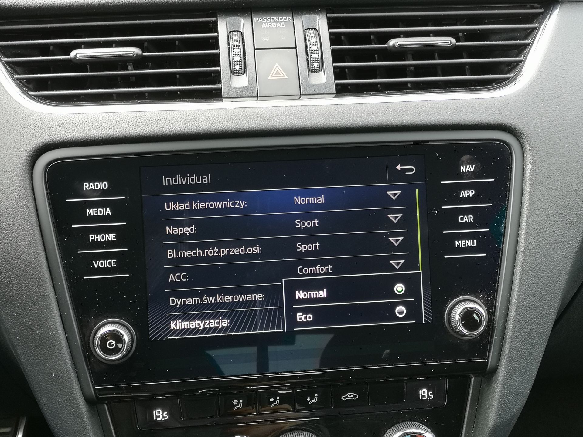 Skoda Octavia RS: audio Canton, zmienne tryby jazdy i system Amundsen 13