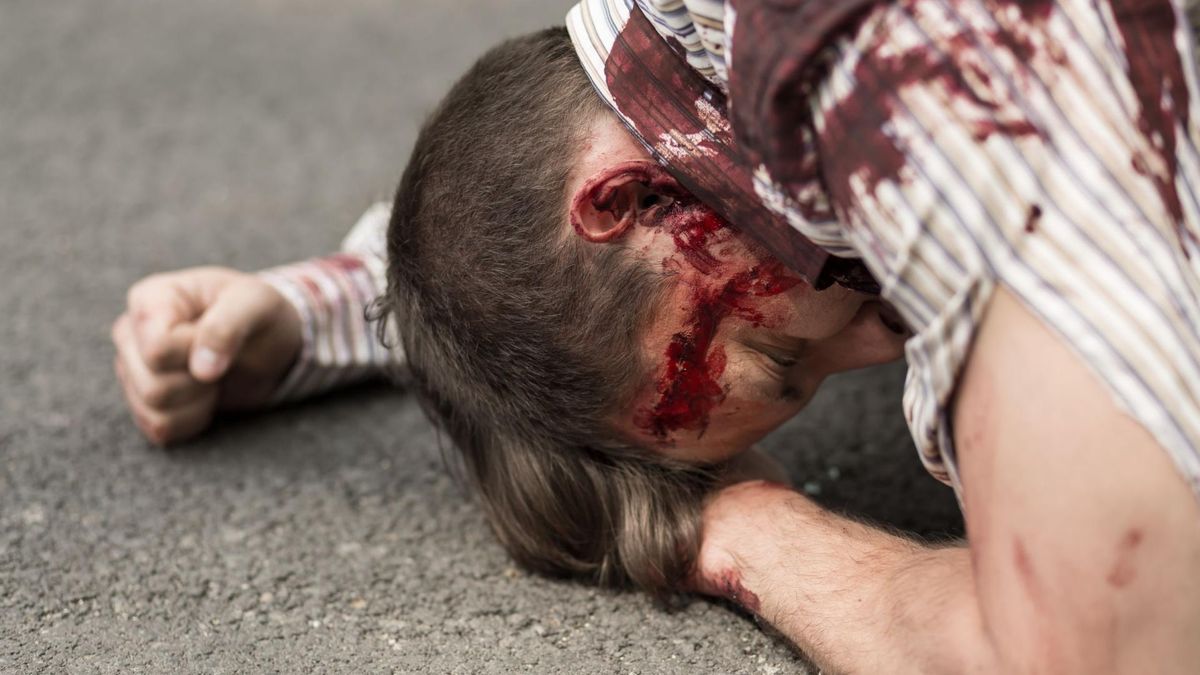 zakrwawiony człowiek atak terrorystyczny