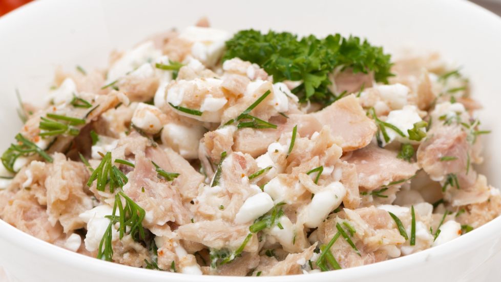 Sałatka z serkiem wiejskim i tuńczykiem jest bardzo sycąca