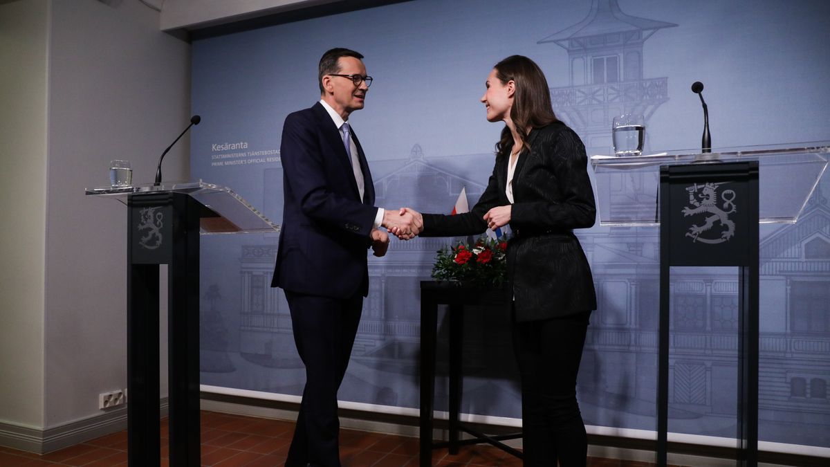 Na zdjęciu Mateusz Morawiecki i Sanna Marin podający sobie ręce