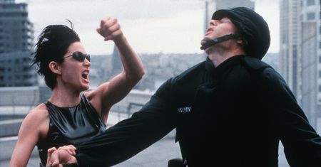 Miliony dolarów, ukryte symbole, połamane kręgi i przepalone ciało. "Matrix" nie przestaje fascynować