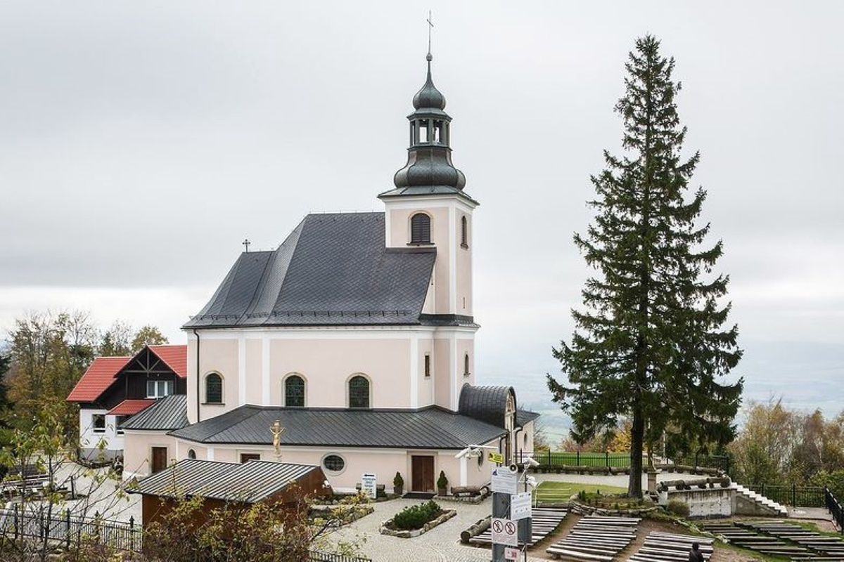 Skandaliczne zachowanie proboszcza. Wierni przegonili go z parafii