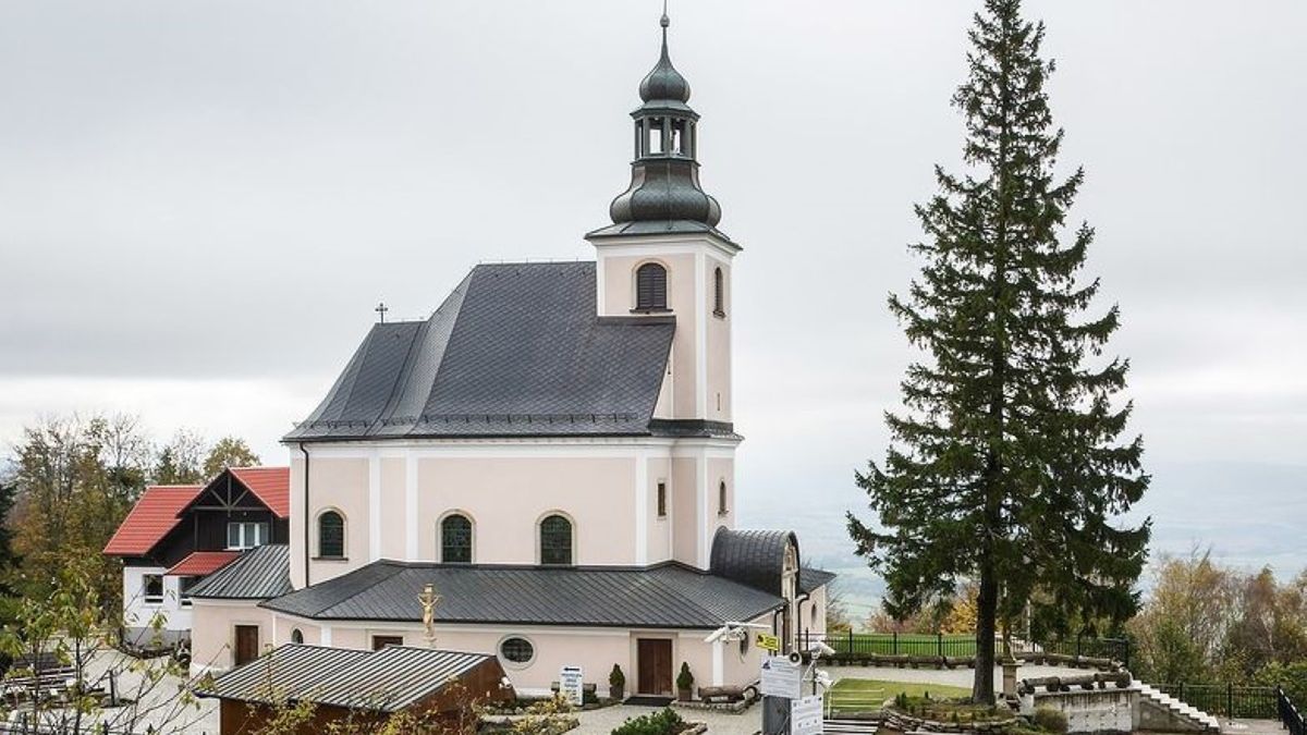 Ksiądz Andrzej Adamiak służył jako proboszcz w  Sanktuarium Matki Bożej Przyczyny Naszej Radości "Maria Śnieżna" w Kotlinie Kłodzkiej 