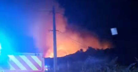 Francja. Blisko tysiąc strażaków walczy z pożarem w Martigues