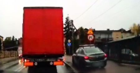 Cwany plan kierowcy. Pojechał chodnikiem, by ominąć korek. Teraz ma kłopoty
