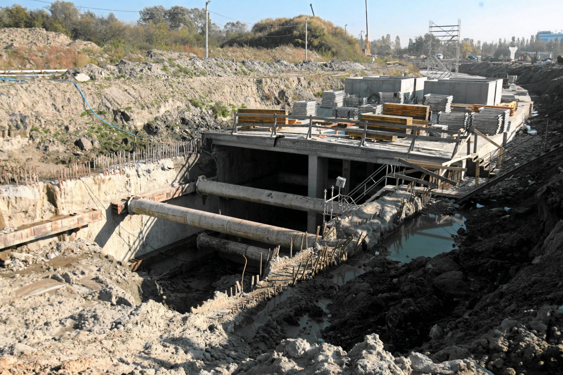 07.10.2010 WARSZAWA , TUNEL NA PLACU BUDOWY POLACZENIA KOLEJOWEGO CENTRUM WARSZAWY Z LOTNISKIEM CHOPINA NA OKECIU . FOT. JACEK LAGOWSKI / Agencja Wyborcza.plFot. Jacek Lagowski  / Agencja Wyborcza.plOKECIE, ROBOTY, PLAC BUDOWY, BUDOWA, XNO