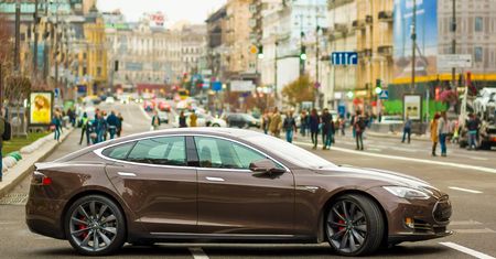 Tesla to świetny samochód na polskie drogi. Dlaczego?
