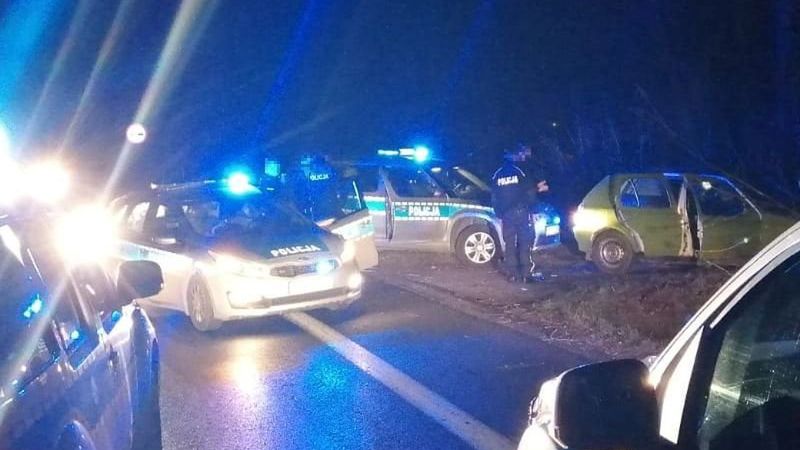 Jelenia Góra. Nie zatrzymał się do kontroli, uderzył w radiowóz. Potem ruszył w pieszą ucieczkę