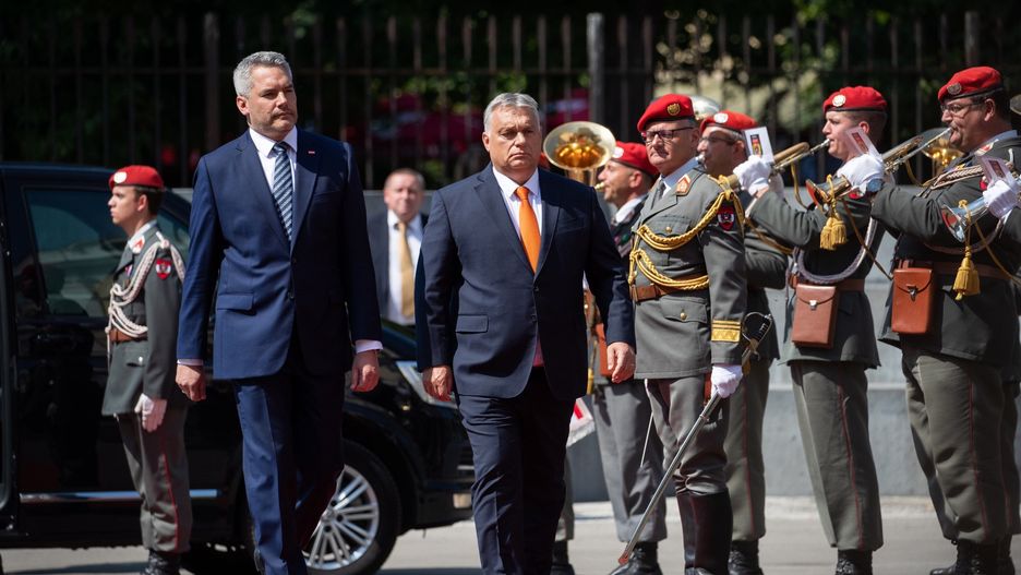 Orban krytykuje NATO: Przy takiej strategii Ukraina nie pokona Rosji 