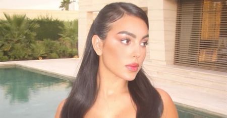 Georgina Rodriguez pręży się nad basenem w sukience ledwo zakrywającej pośladki