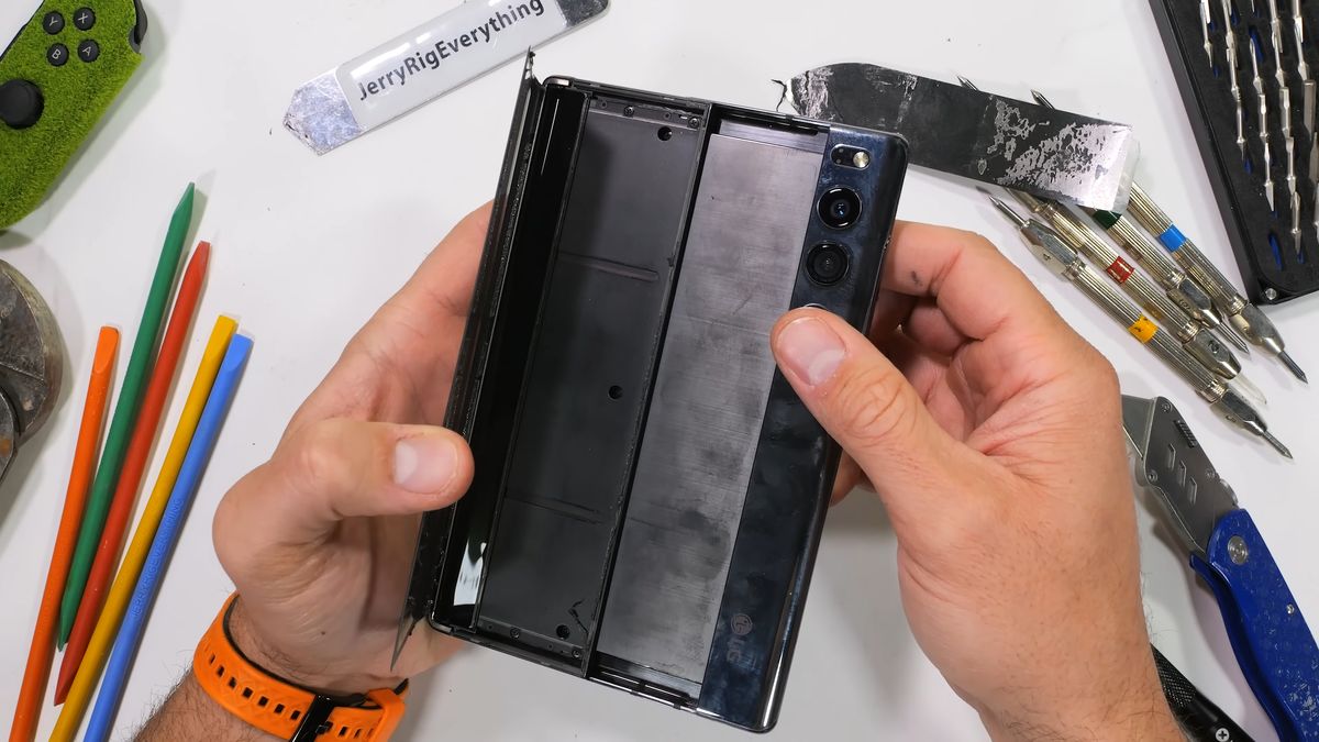 LG Rollable w rękach Zacha z kanału Jerry Rig Everything