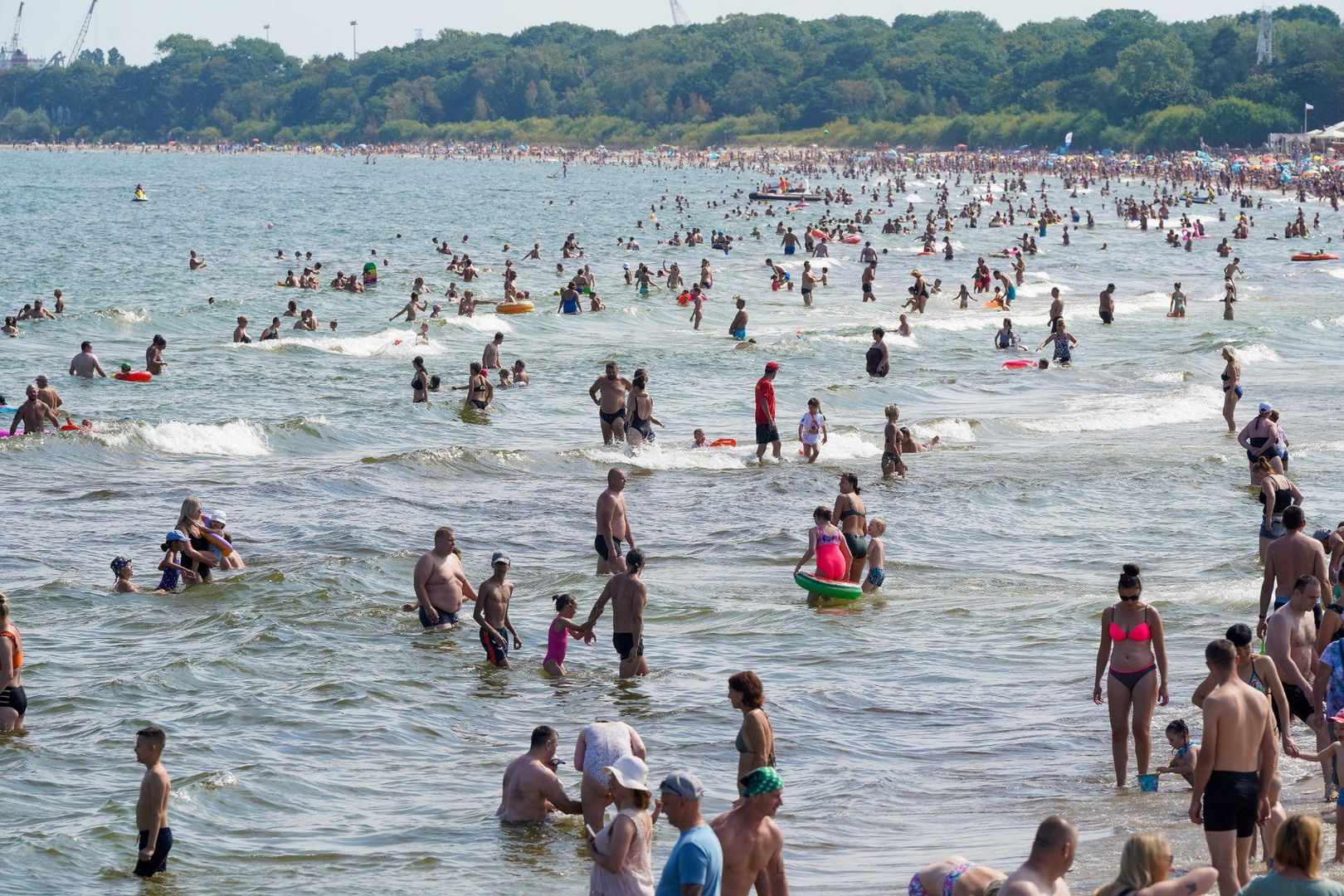 Gdańsk, z jego zabytkowym Starym Miastem, fascynującym Muzeum II Wojny Światowej i malowniczą plażą w Brzeźnie, jest jednym z najchętniej wybieranych celów podróży. Pociągi z Poznania do Gdańska odjeżdżają kilka razy dziennie, a czas podróży wynosi około 3,5 godziny, co czyni go łatwo dostępnym i atrakcyjnym kierunkiem na letni wypoczynek.