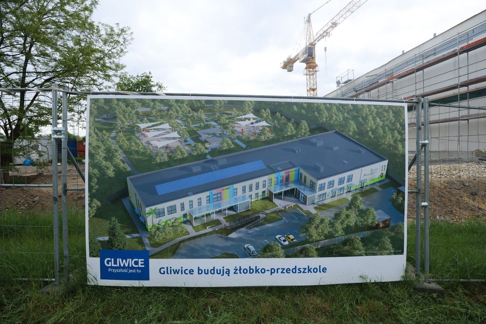 W Gliwicach trwa budowa energooszczędnego żłobko-przedszkola. Inwestycja o wartości 40 mln zł szybko powstaje dzięki technologii prefabrykowanych modułów drewnianych.