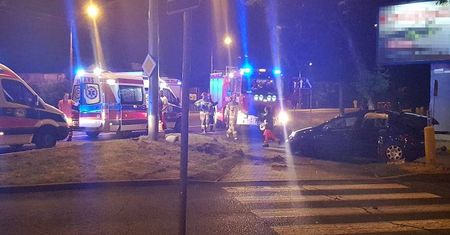 Pijany kierowcy stracił panowanie i wjechał w latarnię. Jedna z pasażerek walczy o życie