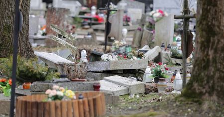 Zdewastowany cmentarz w Olsztynie. Jest apel policji