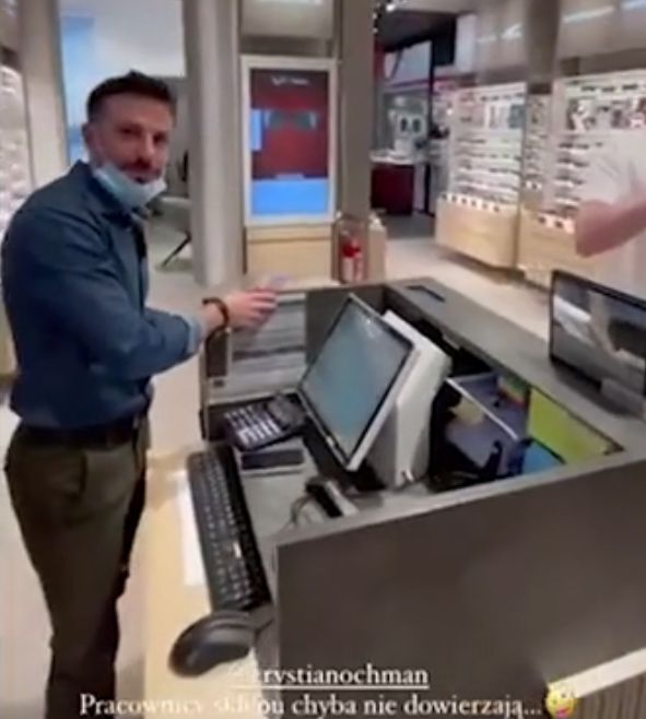 Krystian Ochman śpiewa w sklepie