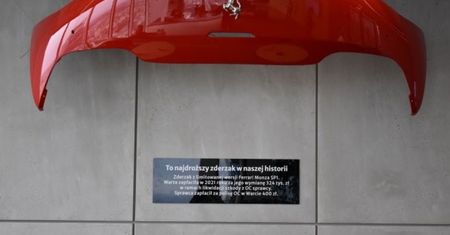 Ubezpieczyciel płakał, jak płacił. Aż powiesili zderzak na ścianie