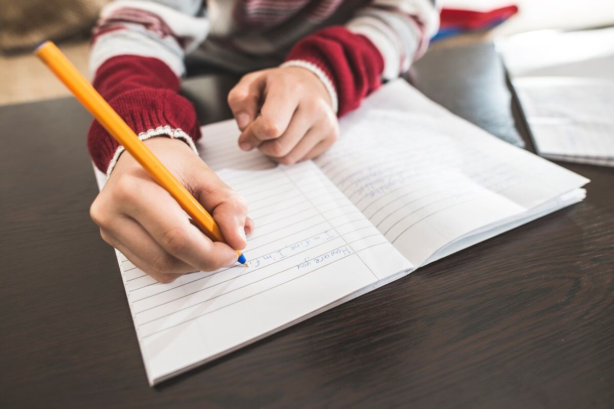 Uczeń rozwiązujący pracę domową