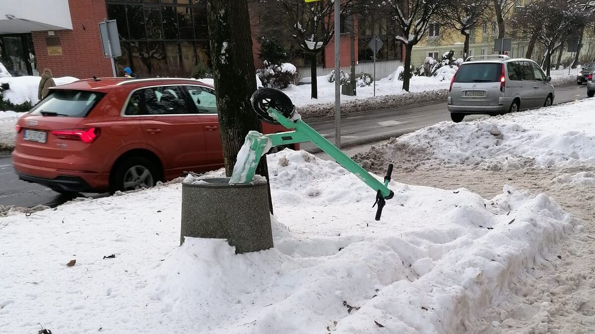 Hulajnoga Bolt wrzucona do kosza na śmieci
