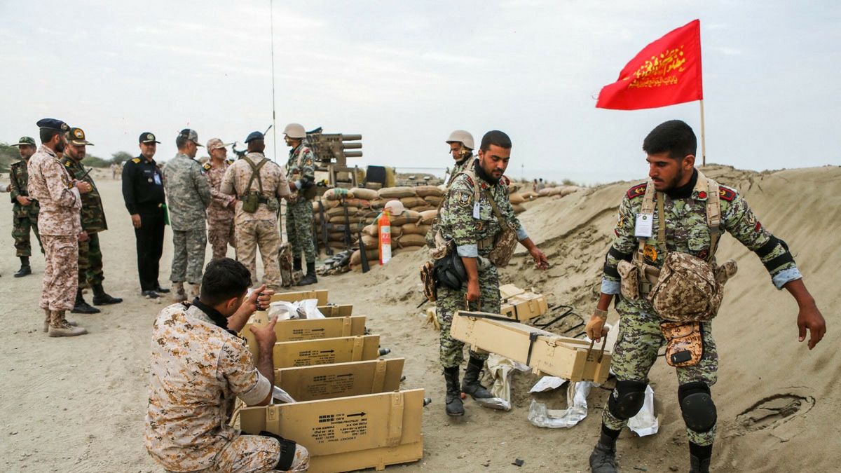 Manewry armii ira?skiej w Makranie
A handout picture provided by the Iranian Army office on December 30, 2022 shows Iranian troops during a military drill in Makran beach on the Gulf of Oman, near the Hormuz Straight. (Photo by Iranian Army office / AFP) / === RESTRICTED TO EDITORIAL USE - MANDATORY CREDIT "AFP PHOTO / HO / IRANIAN ARMY OFFICE" - NO MARKETING NO ADVERTISING CAMPAIGNS - DISTRIBUTED AS A SERVICE TO CLIENTS ===
-