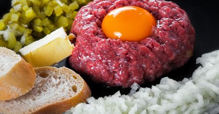 Nigdy nie dolewaj do tatara. To najlepszy sposób, by popsuć smak wołowiny