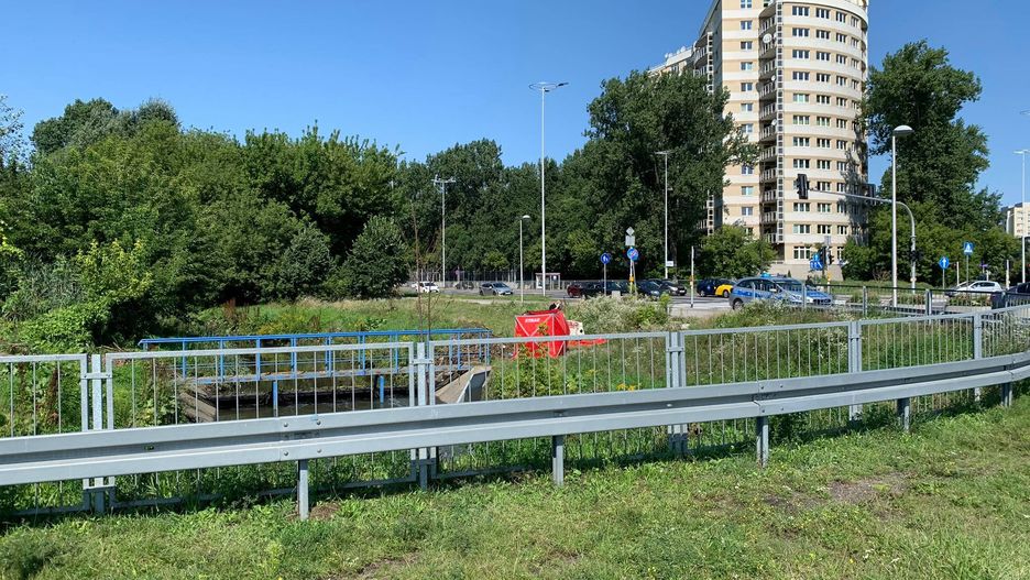 Warszawa. Ciało nieznanej osoby, unoszące się na wodzie w Potoku Służewieckim, odnalazł w sobotę rano przechodzący w okolicy mężczyzna 