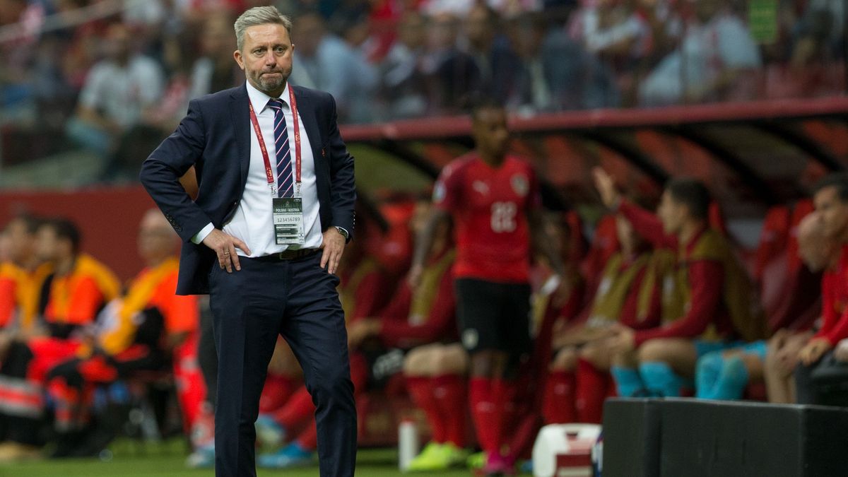 Jerzy Brzęczek elegancki w Święto Niepodległości. Jeden szczegół zaskoczył wszystkich. (Photo by Foto Olimpik/NurPhoto via Getty Images)
