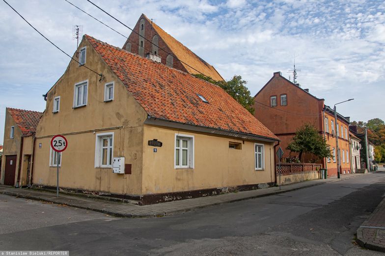 Stary dom, nieocieplony budynek, termomodernizacja, ocieplanie budynku