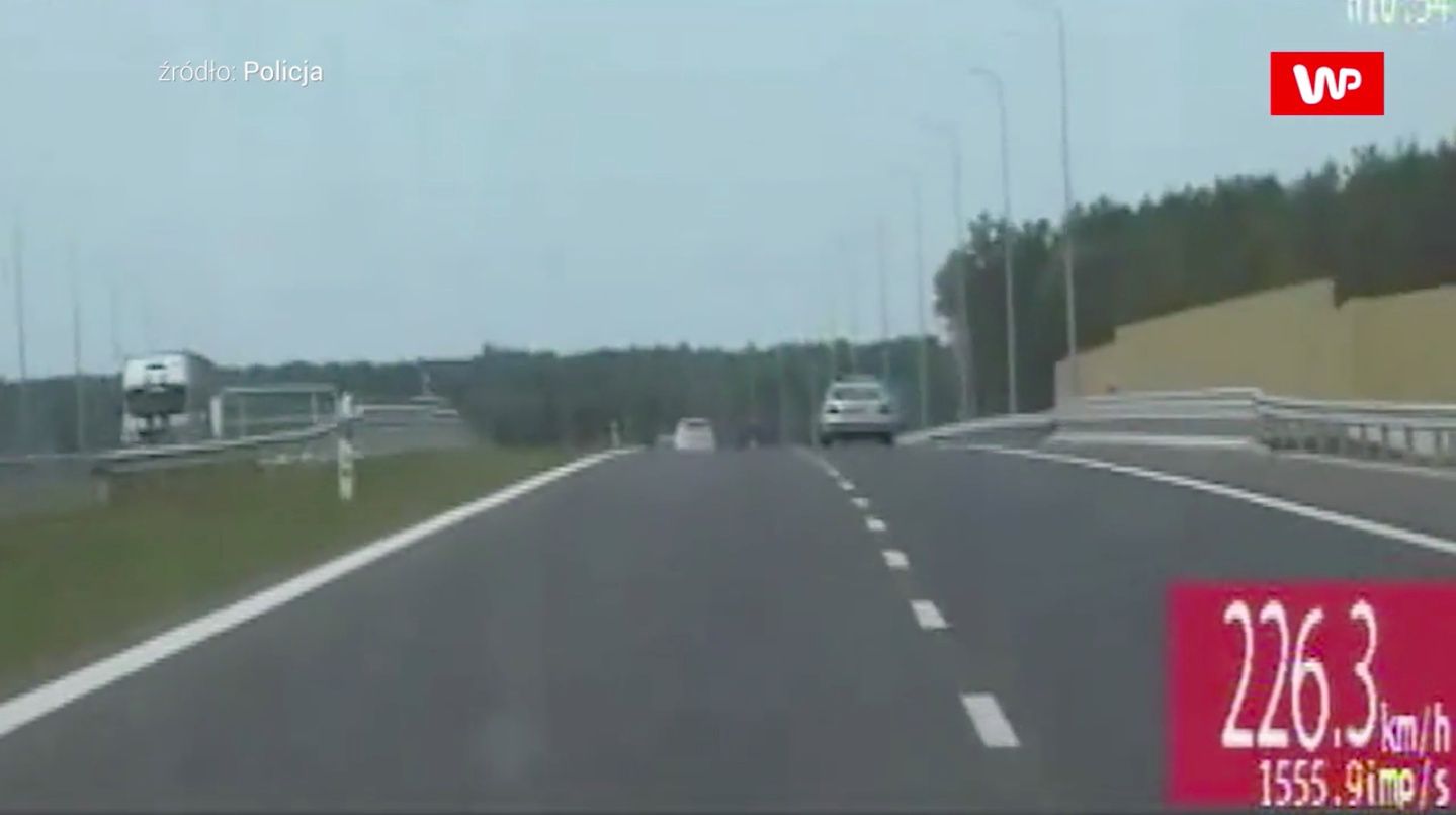 Pędził jak szalony autostradą A2. Kierowca skody nie przyjął mandatu. Zobacz nagranie