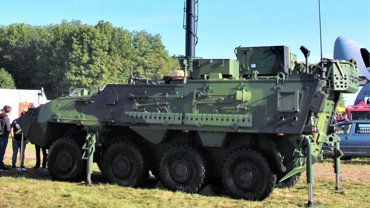 Wersja dowódcza KOVVŠ (kolové bojové vozidlo velitelsko-štábnífot) KBVP Pandur II CZ służącego w czeskich wojskach lądowych